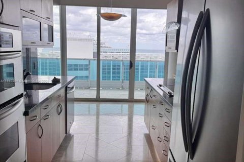 Condo in Miami Beach, Florida, 2 bedrooms  № 1971735 - photo 8