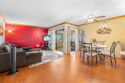 Condo in Miami, Florida, 3 bedrooms  № 1822027 - photo 2