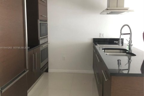 Condo in Miami, Florida, 1 bedroom № 2000043 - photo 11