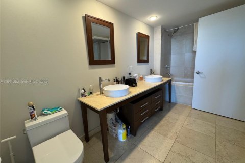 Condo in Miami, Florida, 1 bedroom № 2000043 - photo 9