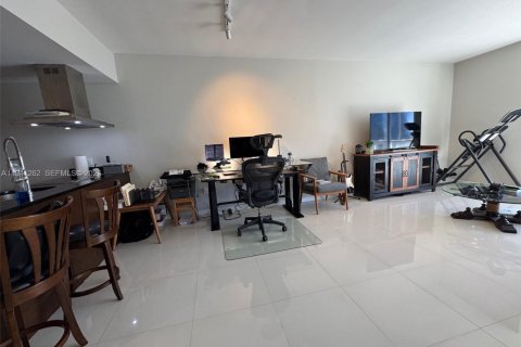 Condo in Miami, Florida, 1 bedroom № 2000043 - photo 4