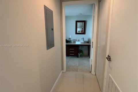 Condo in Miami, Florida, 1 bedroom № 2000043 - photo 10