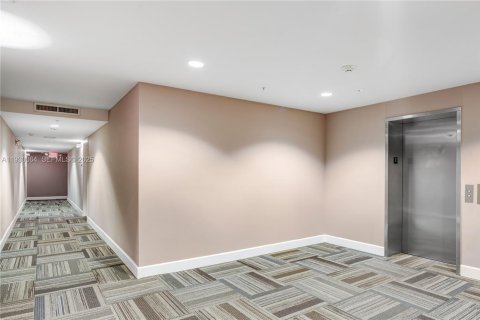 Купить кондоминиум в Майами-Бич, Флорида 1 спальня, 68.19м2, № 1989000 - фото 2