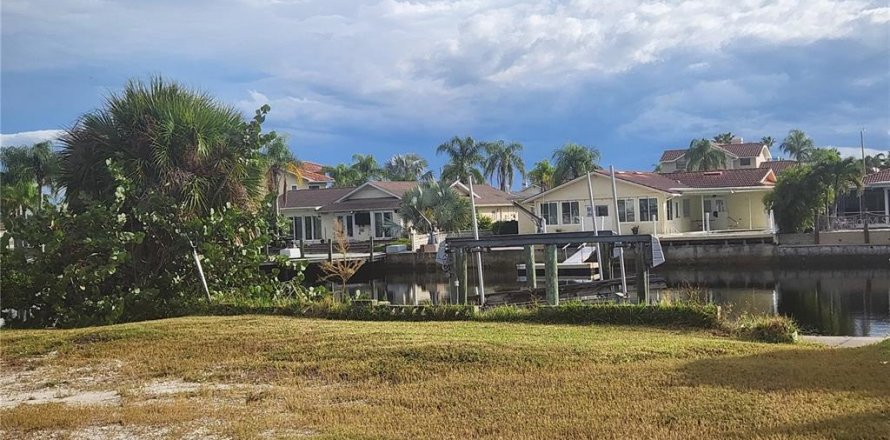 Terrain à New Port Richey, Floride № 2234270