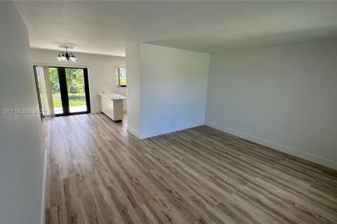 Снять в аренду виллу или дом в Майами, Флорида 3 спальни, 108.14м2, № 2078027 - фото 4