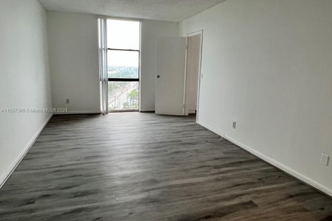 Купить кондоминиум в Норт-Майами, Флорида 2 спальни, 97.55м2, № 1958454 - фото 20