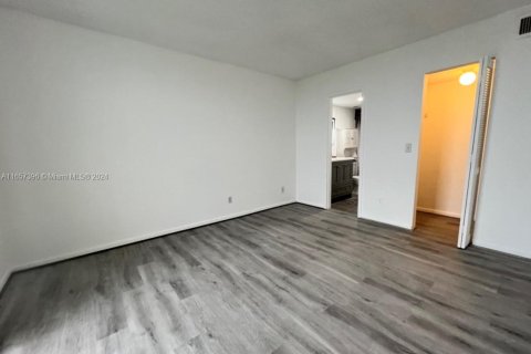 Купить кондоминиум в Норт-Майами, Флорида 2 спальни, 97.55м2, № 1958454 - фото 23