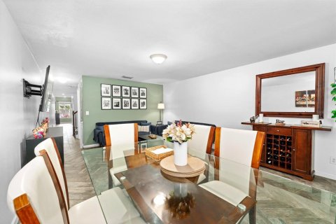 Townhouse in Riverview, Florida 2 bedrooms, 142.33 sq.m. № 1806708 - photo 11