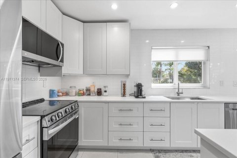 Casa en venta en South Miami, Florida, 3 dormitorios, 115.66 m2 № 2032149 - foto 3