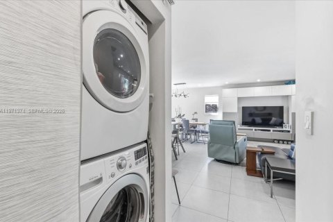 Casa en venta en South Miami, Florida, 3 dormitorios, 115.66 m2 № 2032149 - foto 15