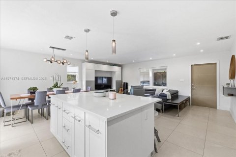 Casa en venta en South Miami, Florida, 3 dormitorios, 115.66 m2 № 2032149 - foto 4