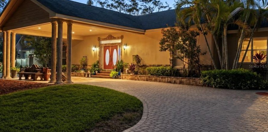 House in Palm Harbor, Florida 4 bedrooms, 409.7 sq.m. № 2318583