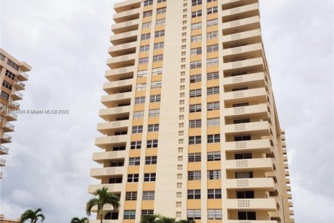 Купить кондоминиум в Халландейл-Бич, Флорида 2 спальни, 126.35м2, № 1729669 - фото 1