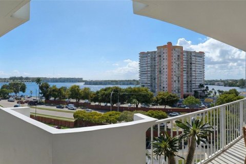 Снять в аренду кондоминиум в Майами, Флорида 2 спальни, 116.78м2, № 1987221 - фото 1