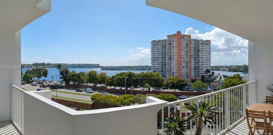 Кондоминиум с 2 спальнями в Майами, Флорида № 1987221