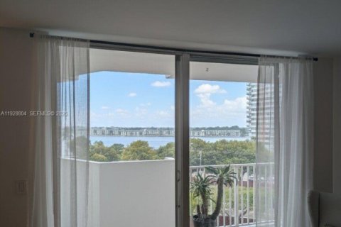 Снять в аренду кондоминиум в Майами, Флорида 2 спальни, 116.78м2, № 1987221 - фото 8