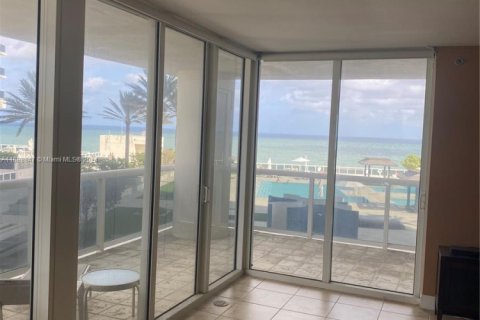 Condo in Hallandale Beach, Florida, 2 bedrooms  № 1689066 - photo 2