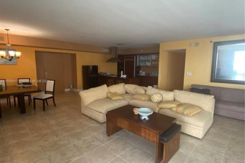 Condo in Hallandale Beach, Florida, 2 bedrooms  № 1689066 - photo 5