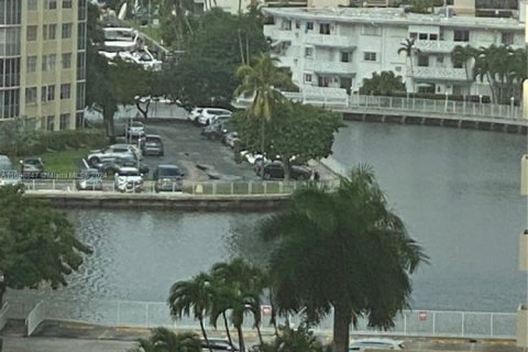 Condo in Hallandale Beach, Florida, 2 bedrooms  № 1689066 - photo 8