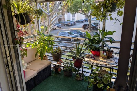 Condo in Margate, Florida, 2 bedrooms  № 1941556 - photo 12