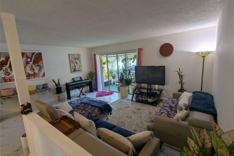 Condo in Margate, Florida, 2 bedrooms  № 1941556 - photo 9