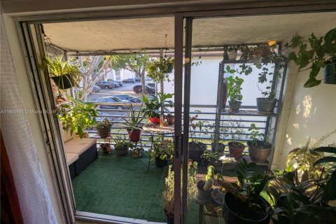 Condo in Margate, Florida, 2 bedrooms  № 1941556 - photo 13