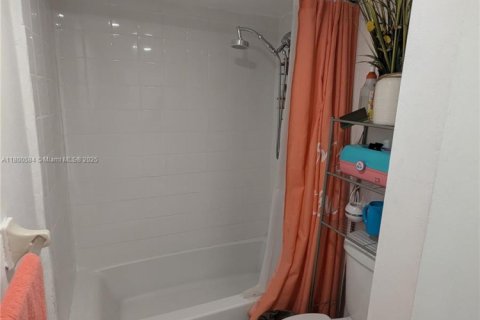Condo in Margate, Florida, 2 bedrooms  № 1941556 - photo 18