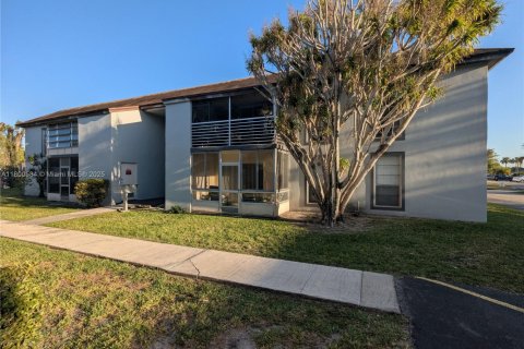 Condo in Margate, Florida, 2 bedrooms  № 1941556 - photo 1