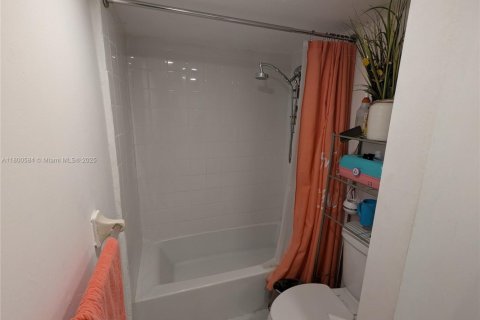 Condo in Margate, Florida, 2 bedrooms  № 1941556 - photo 19