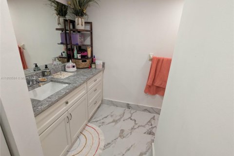 Condo in Margate, Florida, 2 bedrooms  № 1941556 - photo 17