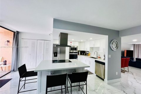 Townhouse in Miami, Florida 2 bedrooms, 192.31 sq.m. № 1946189 - photo 17