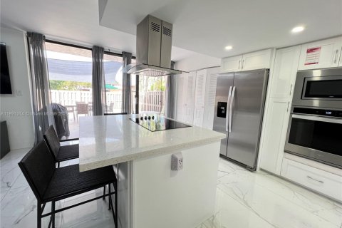 Townhouse in Miami, Florida 2 bedrooms, 192.31 sq.m. № 1946189 - photo 13