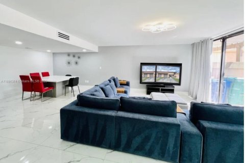 Townhouse in Miami, Florida 2 bedrooms, 192.31 sq.m. № 1946189 - photo 1
