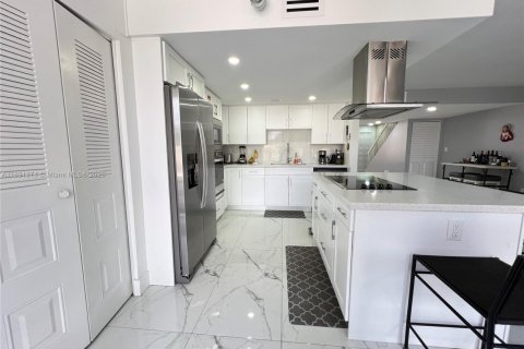 Townhouse in Miami, Florida 2 bedrooms, 192.31 sq.m. № 1946189 - photo 22