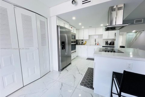 Townhouse in Miami, Florida 2 bedrooms, 192.31 sq.m. № 1946189 - photo 19