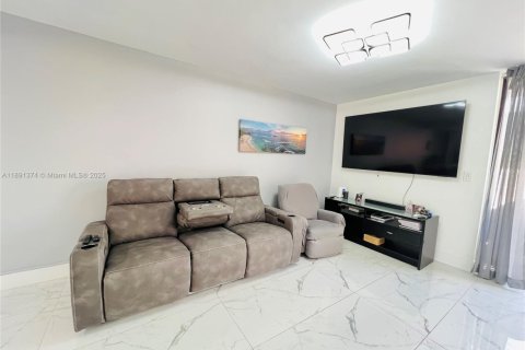 Townhouse in Miami, Florida 2 bedrooms, 192.31 sq.m. № 1946189 - photo 21