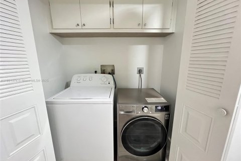 Townhouse in Miami, Florida 2 bedrooms, 192.31 sq.m. № 1946189 - photo 26