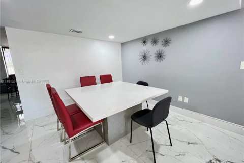 Townhouse in Miami, Florida 2 bedrooms, 192.31 sq.m. № 1946189 - photo 9