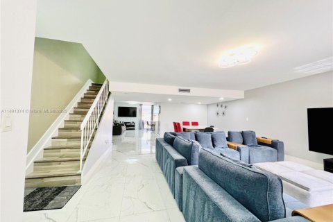 Townhouse in Miami, Florida 2 bedrooms, 192.31 sq.m. № 1946189 - photo 6