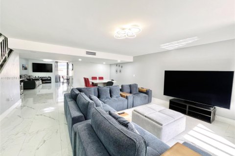 Townhouse in Miami, Florida 2 bedrooms, 192.31 sq.m. № 1946189 - photo 7