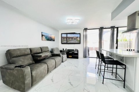 Townhouse in Miami, Florida 2 bedrooms, 192.31 sq.m. № 1946189 - photo 20