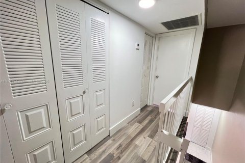 Townhouse in Miami, Florida 2 bedrooms, 192.31 sq.m. № 1946189 - photo 25