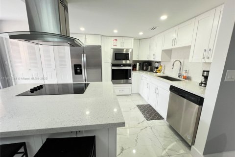 Townhouse in Miami, Florida 2 bedrooms, 192.31 sq.m. № 1946189 - photo 11
