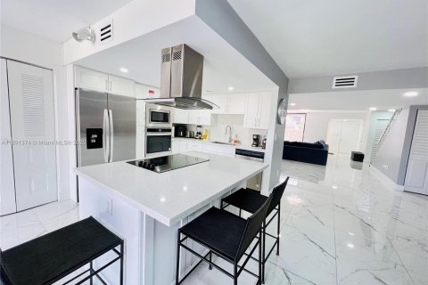 Townhouse in Miami, Florida 2 bedrooms, 192.31 sq.m. № 1946189 - photo 16