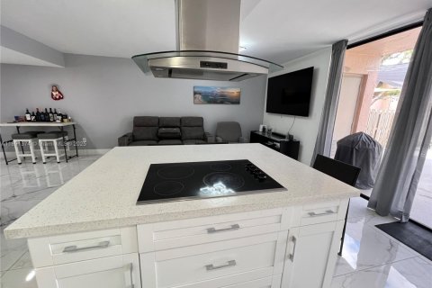 Townhouse in Miami, Florida 2 bedrooms, 192.31 sq.m. № 1946189 - photo 14
