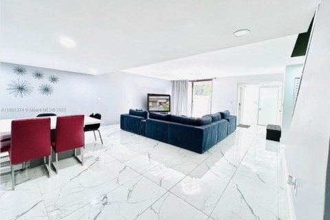 Townhouse in Miami, Florida 2 bedrooms, 192.31 sq.m. № 1946189 - photo 5