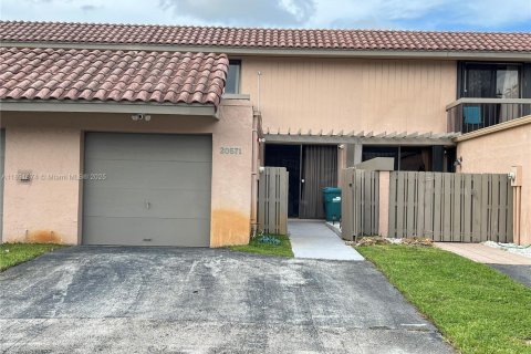 Townhouse in Miami, Florida 2 bedrooms, 192.31 sq.m. № 1946189 - photo 3