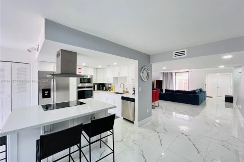 Townhouse in Miami, Florida 2 bedrooms, 192.31 sq.m. № 1946189 - photo 18