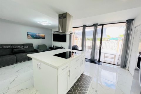 Townhouse in Miami, Florida 2 bedrooms, 192.31 sq.m. № 1946189 - photo 15