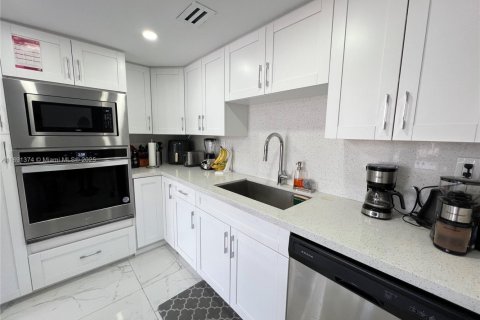 Townhouse in Miami, Florida 2 bedrooms, 192.31 sq.m. № 1946189 - photo 12
